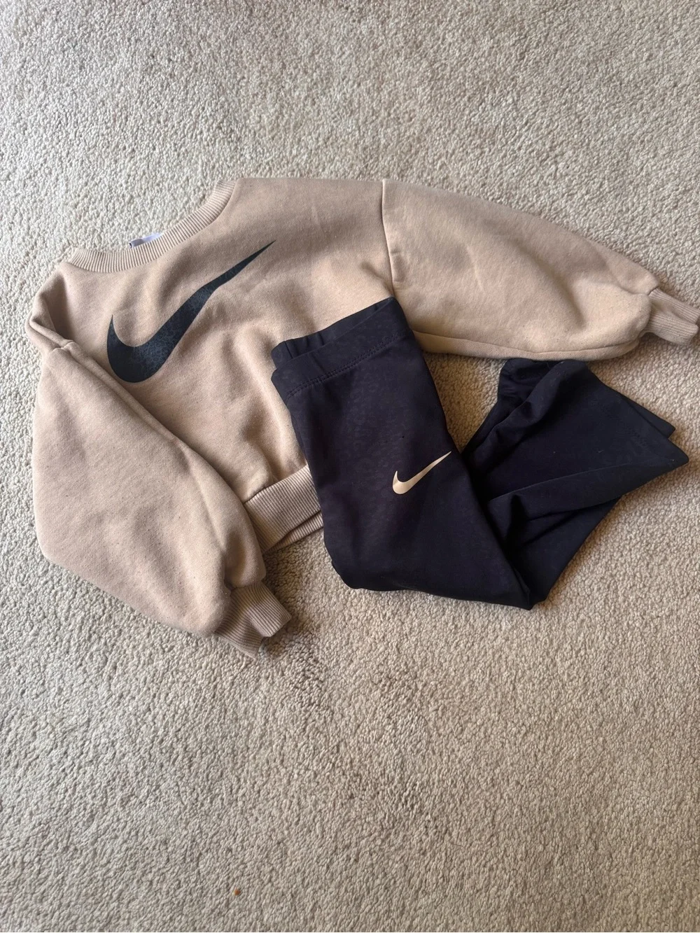 Nike 2-Piece Sweater & Leggings Set Size 2T Beige/Black